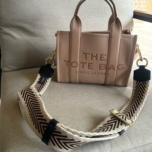 THE LEATHER
MEDIUM TOTE BAG

COLOR
Rose